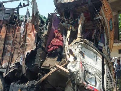 Kanpur News: पेट्रोलियम टैंकर और ट्रक में आमने-सामने भिड़ंत, दोनों चालकों की मौत, रेस्क्यू कर निकाले गए शव