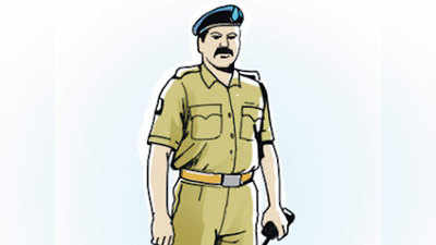 Assam Police: पुलिस अधिकारी ने PPE किट पहनकर कोविड-19 मरीज को एम्बुलेंस तक पहुंचाया