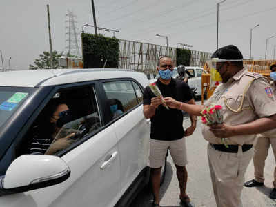 कोविड नियम तोड़ने वालों को सजा नहीं, फूल और मास्क दिए दिल्ली पुलिस ने