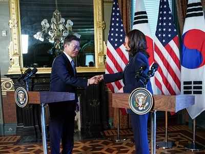 कमला हैरिस ने दक्षिण कोरियाई राष्ट्रपति से हाथ मिलाने के बाद कपड़े में पोंछा, वीडियो वायरल होते ही मचा बवाल