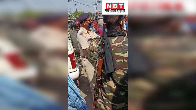 Bihar News : पटना में बीच सड़क पर पुलिस से भिड़ गया युवक, लॉकडाउन के दौरान लगा रखा था जाम