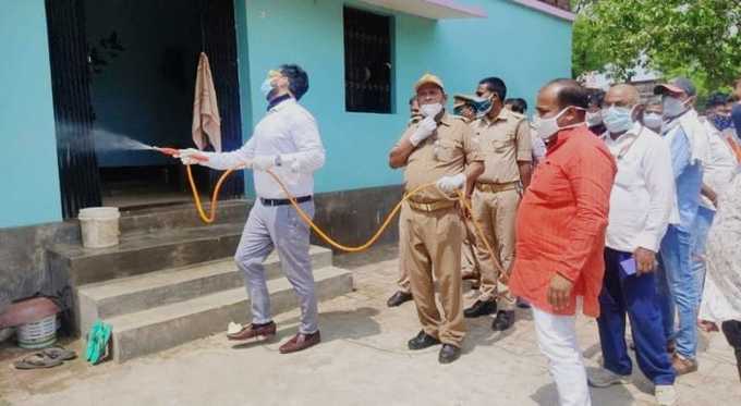 गोरखपुर जिले के ग्रामीण क्षेत्रों में मंगलवार को सांसद रवि किशन ने जनता के बीच पहुंचकर राशन, दवा का वितरण किया साथ ही साथ सेनेटाइजर का छिड़काव किया।रिपोर्ट: प्रकाशिनी मणि त्रिपाठी
