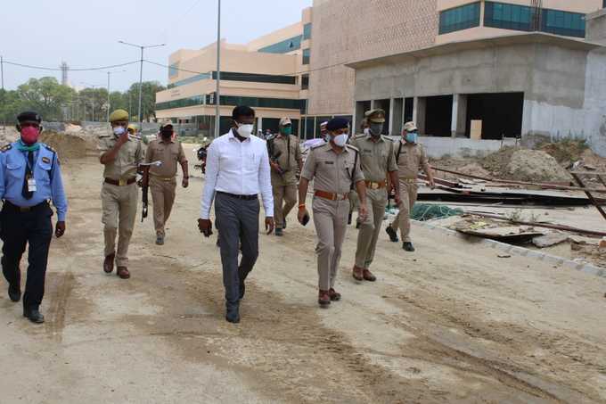 गोरखपुर के जिलाधिकारी के. विजेंद्र पंडियन और वरिष्ठ पुलिस अधीक्षक ने मुख्यमंत्री योगी आदित्यनाथ के आगमन से पहले एम्स में संचालित कोविड-19 वॉर्ड का निरीक्षण किया।रिपोर्ट: प्रकाशिनी मणि त्रिपाठी