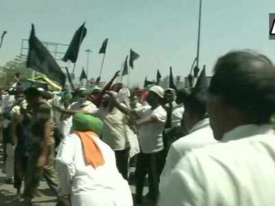 farmers black day: गाजीपुर बॉर्डर पर उमड़े किसान, सरकार का पुतला फूंकने पर पुलिस से हुई धक्का-मुक्की, हंगामा जारी