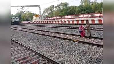 Amethi News: रेल ट्रैक पर गर्दन रख आत्महत्या करने जा रही थी बुजुर्ग महिला, RPF कांस्टेबल ने दौड़कर बचाई जान