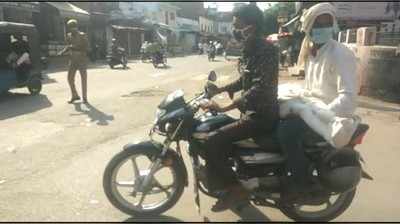 Sitapur News: शव वाहन न मिलने पर मासूम बेटे के शव को बाइक पर ले गया पिता, वीडियो वायरल