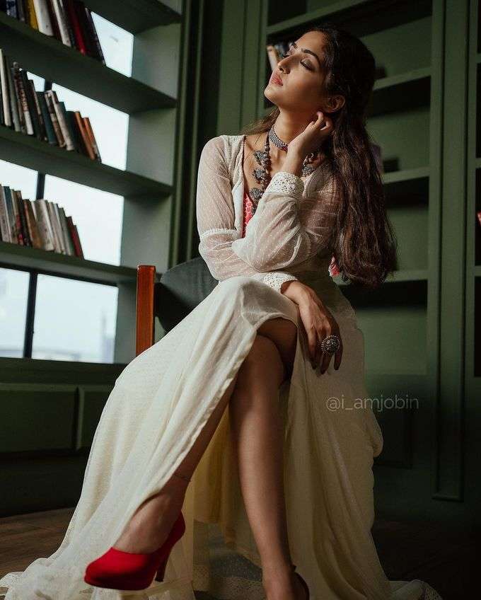 பிகில் பட நடிகை ரெபா மோனிகா ஜானின் அழகிய போட்டோஷூட்