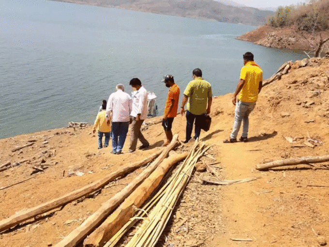 पैदल चलती स्वास्थ्य विभाग की टीम