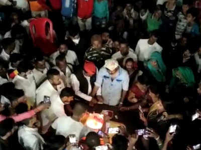 Hardoi News: भीड़ संग बेटे के जन्मदिन का जश्न मनाना SP नेता को पड़ा भारी, अरेस्ट, 100 अन्य पर FIR