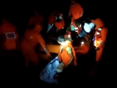साइक्लोन के बीच नदी में डूब गई थी नाव, सिर्फ टॉर्च की रोशनी के सहारे NDRF ने बचाई 10 लोगों की जान