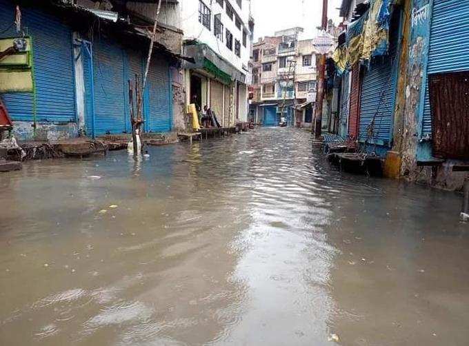 गोरखपुर: पिछले 24 घंटे से रुक रुक कर हो रही बारिश....विभिन्न मोहल्लों में जल भराव की स्थिति