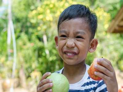 बच्‍चों को बहुत पसंद है प्‍यारा-सा अमरूद फल, इस उम्र से पहले न खिलाएं तभी मिलेगी पूरा फायदा