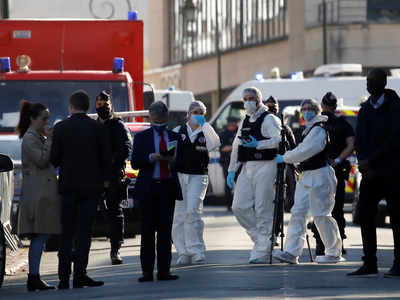 फ्रांस: पुलिस अधिकारियों पर हमले के आरोपी की मौत, चाकू-गोली से किया हमला