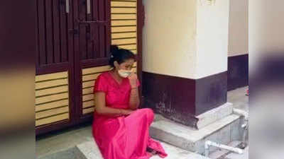 Firozabad News: ससुरालवालों ने गाउन में ही बहू को घर से बाहर निकाला, ससुराल के सामने धरने पर बैठी