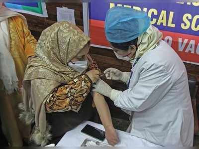 Corona Vaccination News: जम्मू कश्मीर के तीन जिलों में 45 साल की अधिक उम्र के सभी लोगों का टीकाकरण पूरा