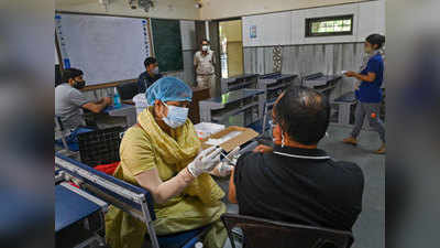 दिल्लीः 45+ वैक्सीनेशन सेंटर्स पर नहीं दिख रही भीड़, वैक्सीन में भी चॉइस ढूंढ रहे लोग