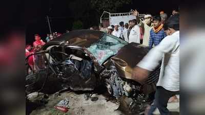 Kushinagar news: कुशीनगर में संकरे पुल से टकराई कार में लगी आग, चार की मौत, एक गंभीर