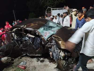 Kushinagar news: कुशीनगर में संकरे पुल से टकराई कार में लगी आग, चार की मौत, एक गंभीर
