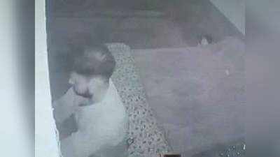 मथुराः शराब की दुकान में घुसा चोर, सेल्समैन को डंडे से पीटकर किया बेहोश.. सीसीटीवी कैमरे में कैद हो गई चोरी की पूरी वारदात