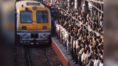 Mumbai Local Train News: मुंबई लोकल में सफर के लिए अभी और करना होगा इंतजार, जानें क्या बन रही स्थितियां