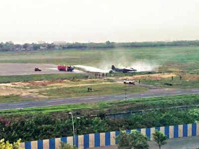 दिल्लीः एयरफोर्स के विमान में लगी आग, पायलट ने संयम और बहादुरी से कराई इमरजेंसी लैंडिंग