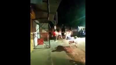 Lucknow Curfew News: लखनऊ में ठेला हटाने को कहा तो सब्जीवाले ने पुलिस पर बांट से कर दिया हमला