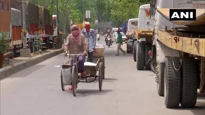 दिल्‍ली में रिक्‍शा चलाने वाले राजवीर ने कहा, हमारा काम सीधे फैक्ट्रियों और कंपनियों पर निर्भर है। जैसे ही उनका काम शुरू हुआ है, हमें भी कुछ पैसा कमाने को मिलेगा।