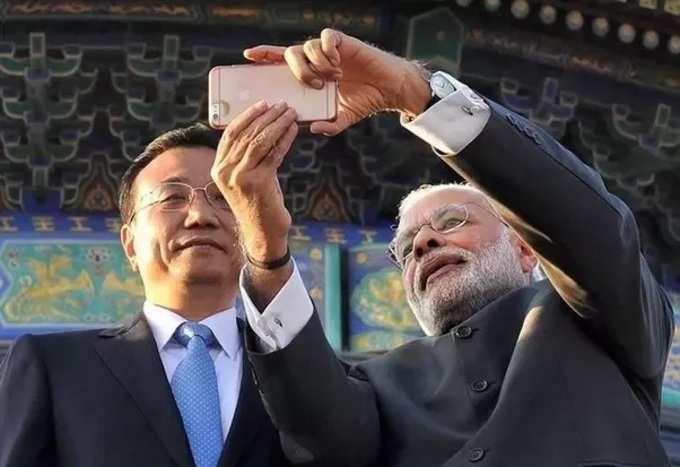 PM Modi Using Iphone 6