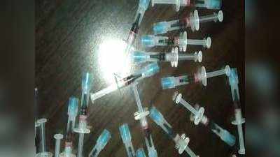अलीगढ़ः कूड़े में फेंकी वैक्सीन की लोडेड सिरिंज, पीएचसी प्रभारी और एएएनएम पर दर्ज हुआ मुकदमा