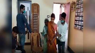 Jharkhand News: चतरा में डायन बताकर महिला को पीटा, बचाने आए बेटों पर भी दबंगों ने ढाया कहर, घर में आग लगाने की कोशिश