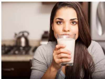 World Milk Day: इस तरह दूध पीने से जल्द होगी कोविड से रिकवरी, आयुर्वेदिक डॉ. ने फायदों के साथ बताए हैरान करने वाले नुकसान