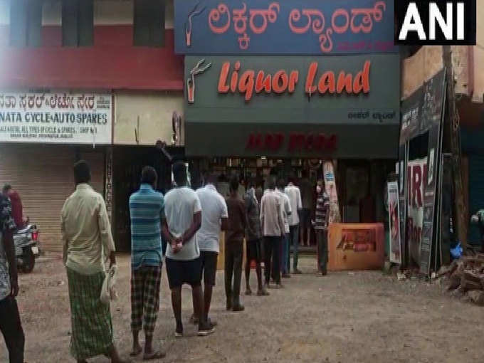कर्नाटक में शराब की दुकानें खुलते ही लोगों की लंबी लाइन बाहर लग गई। नजारा हुबली का है।