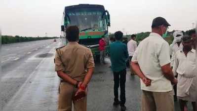 Road Accident on Lucknow Expressway: आगरा-लखनऊ एक्सप्रेस वे पर खड़ी बस में पीछे से घुसा ट्रक, एक की मौत आठ घायल