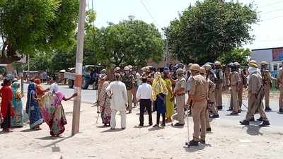 Firozabad News: फिरोजाबाद में पानी की समस्या को लेकर ग्रामीणों ने जाम किया टूंडला-एटा रोड, पुलिस पर किया पथराव, चौकी इंचार्ज समेत कई पुलिसकर्मी घायल