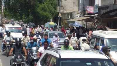 Mathura News: मथुरा में लॉकडाउन में मिली छूट तो बाजारों में बढ़ गई भीड़, सोशल डिस्टेंसिंग की उड़ी धज्जियाँ