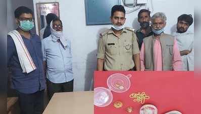 हमीरपुर पुलिस ने किया पीठ थपथपाने वाला काम, नशे में धुत पड़े शराबी सर्राफा व्यवसायी को भेजा अस्पताल, परिवार को सौपें गहने
