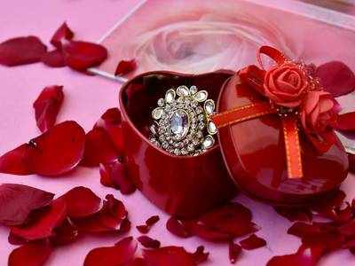 Engagement Gift Idea : इंगेजमेंट के मौके पर गिफ्ट देने के लिए बेहतरीन हैं ये 10 ऑप्शन