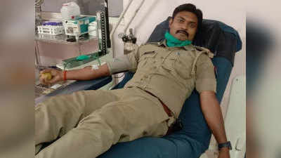 Gorakhpur News: संकट काल में पुलिसकर्मियों ने दिखाई दरियादिली,  एक मैसेज पर ब्लड डोनेट कर बचाई कइयों की जान