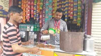 Mathura News : मथुरा में चाय बेचने को मजबूर है यह इंटरनेशनल कराटे प्लेयर