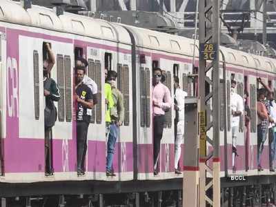 Mumbai local train : लोकलमध्ये मास्कधारक घटले, विनातिकीट वाढले