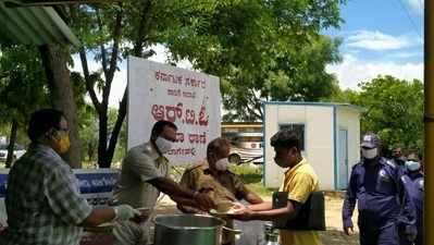 ಬಾಗೇಪಲ್ಲಿ ಚೆಕ್‌ಪೋಸ್ಟ್‌ನಲ್ಲಿ ಸಾರಿಗೆ ಇಲಾಖೆ ಅಧಿಕಾರಿಗಳಿಂದ ಪ್ರತಿದಿನ ಟ್ರಕ್‌ ಚಾಲಕರಿಗೆ ಊಟ ವಿತರಣೆ