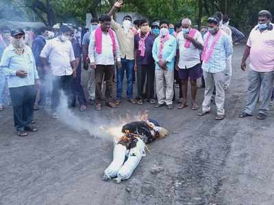 ఈటల దిష్ఠిబొమ్మ దహనం.. ‘బీజేపీలో చేరతారా.. ఆ లాజిక్ ఎలా మిస్సయ్యారు?’