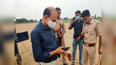 Hathras news: नहर में बहकर अलीगढ़ से हाथरस पहुंचा देशी शराब का जखीरा, पुलिस प्रशासन के उड़े होश