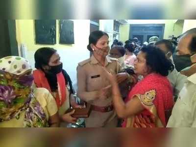 Ayodhya News: अयोध्या में वैक्सीनेशन के दौरान भिड़ीं दो महिलाएं, जमकर की मारपीट