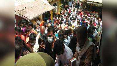 कोरोनाः अब भी नहीं चेते लोग.. ज्येष्ठ मंगल पर अयोध्या के मंदिरों में उमड़ी भीड़, कोविड प्रोटोकॉल की उड़ी धज्जियां