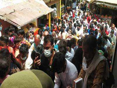 कोरोनाः अब भी नहीं चेते लोग.. ज्येष्ठ मंगल पर अयोध्या के मंदिरों में उमड़ी भीड़, कोविड प्रोटोकॉल की उड़ी धज्जियां