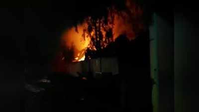 Bhopal Fire News: अचानक लगी आग और देखते ही देखते जल कर खाक हो गईं दो फैक्ट्रियां, लपटों पर नियंत्रण की कोशिशें जारी