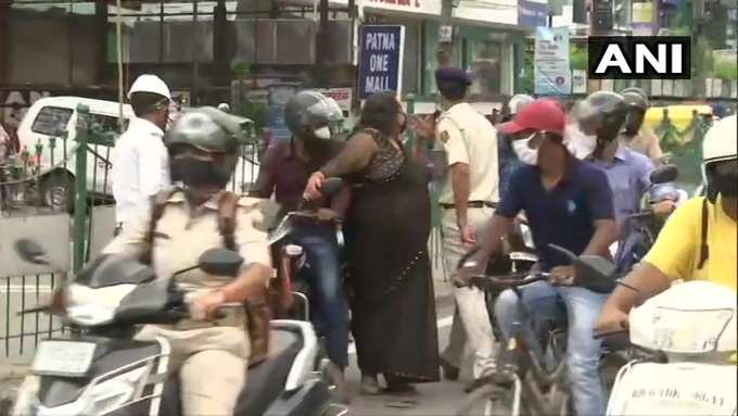 आपको बता दें कि कोरोना केसो में कमी आने के बाद आज से बिहार में लॉकडाउन में छूट दी गई है।