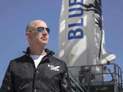 Jeff Bezos: अंतरिक्ष की सैर, आलीशान महल, 500 फुट की घड़ी, जानें कहां खजाना लुटा रहे अरबपति जेफ बेजोस