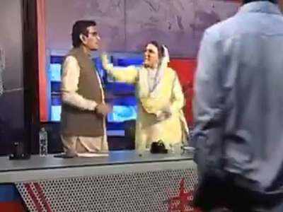 Watch: इमरान खान की करीबी महिला नेता ने टीवी शो में पाकिस्‍तानी सांसद का कॉलर पकड़ा, थप्‍पड़ मारा